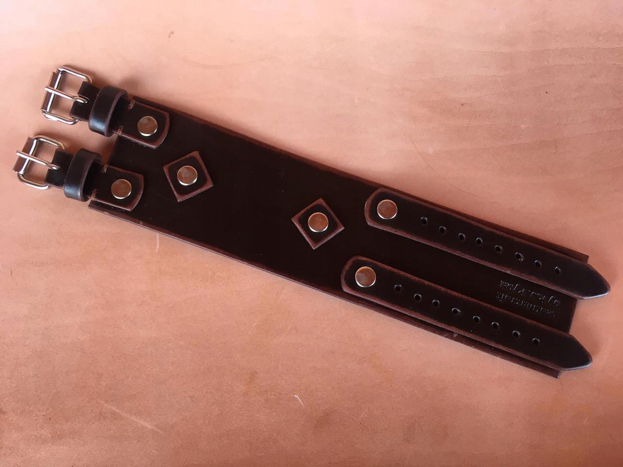Kožený náramok chránič, vintage, ruka