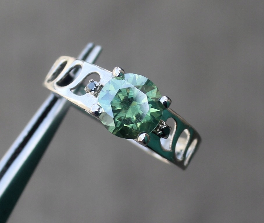 Strieborný prsteň s 1,85 ct moisanitom