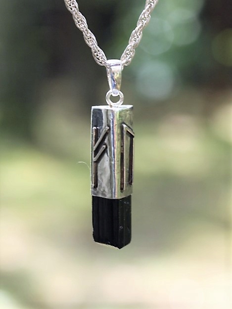 Turmalin Black Raw Runes Uruz a Fehu striebro