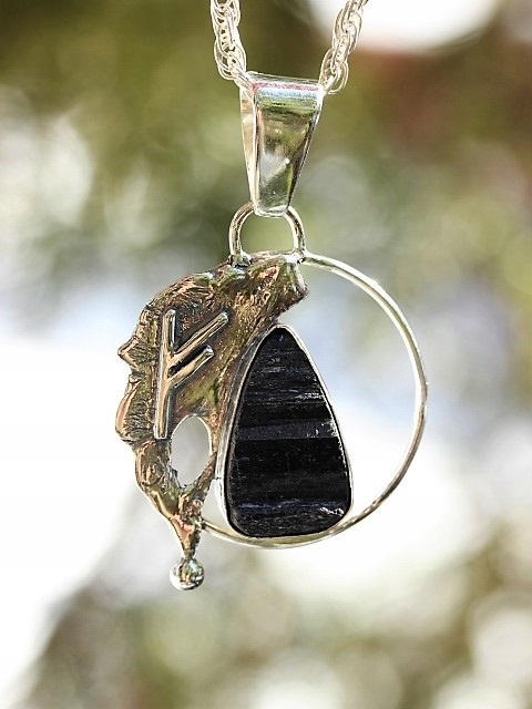 Tourmalin Black s Rune Fehu - Talisman v Silver.