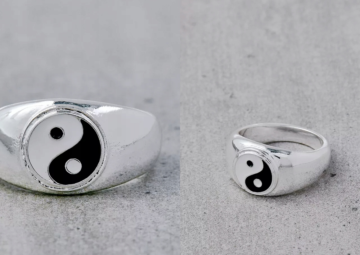 Urban Outfitters Sygnet s témou Yin & Yang