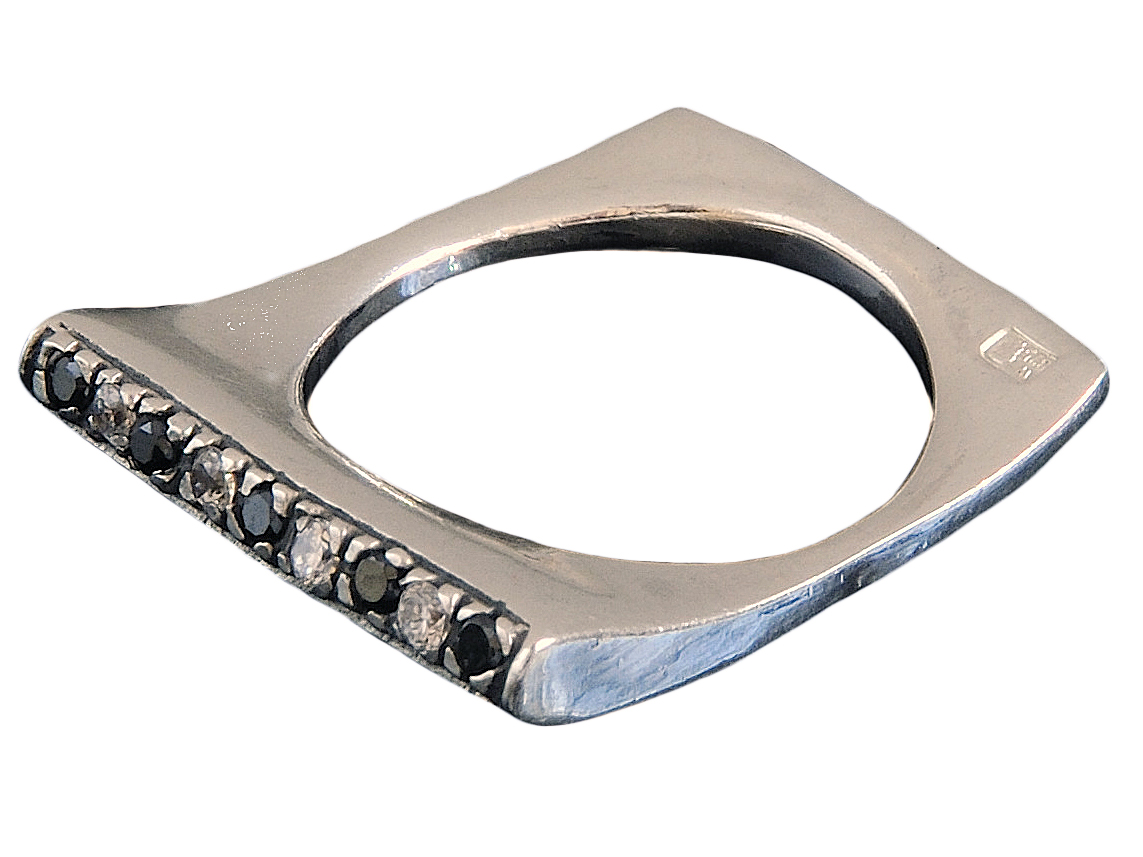 VERSILNÝ prsteň so zirkónom a zirkónmi.SILVER 925
