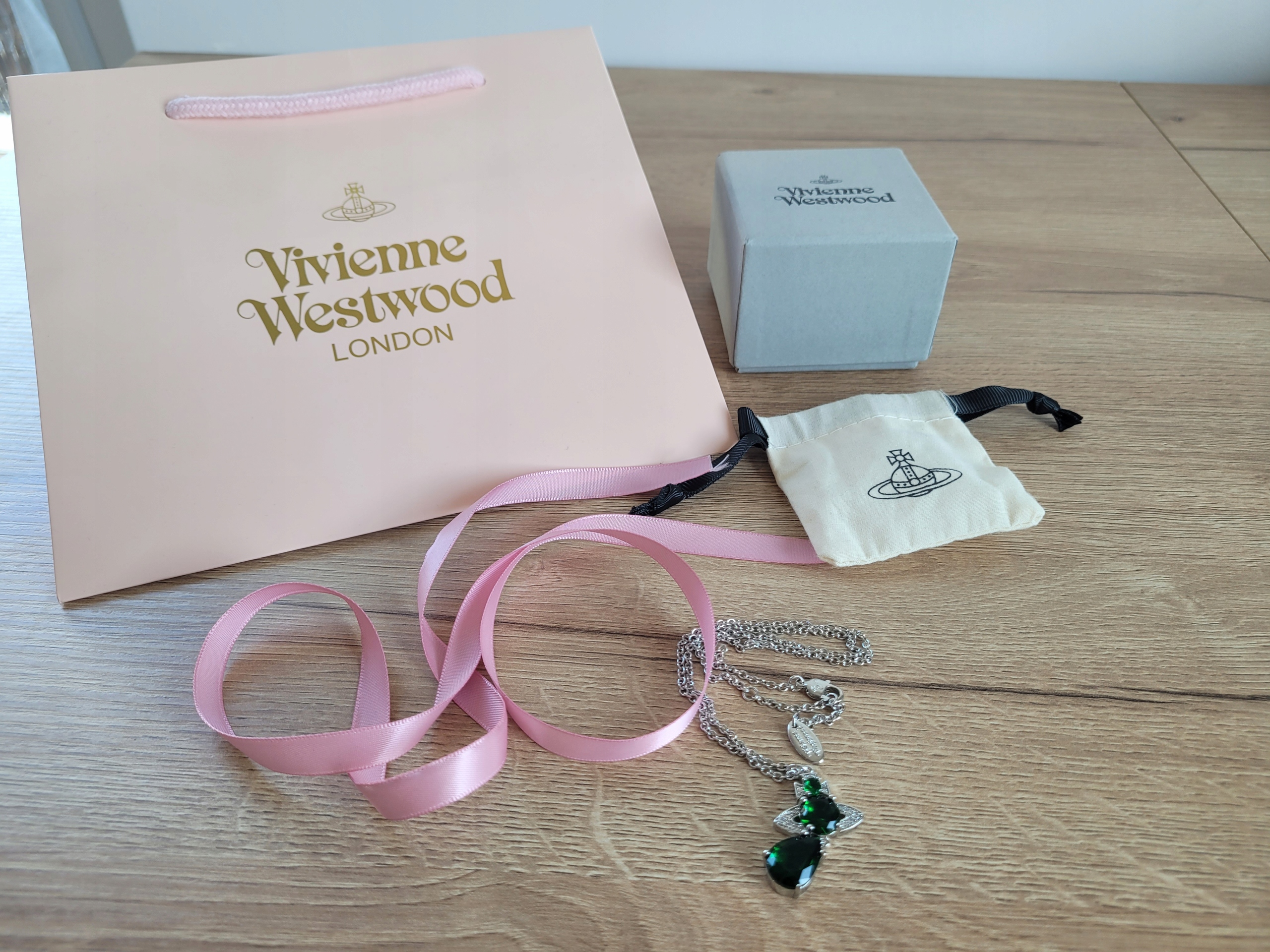 Vivienne Westwood Ismene prívesok Emerald