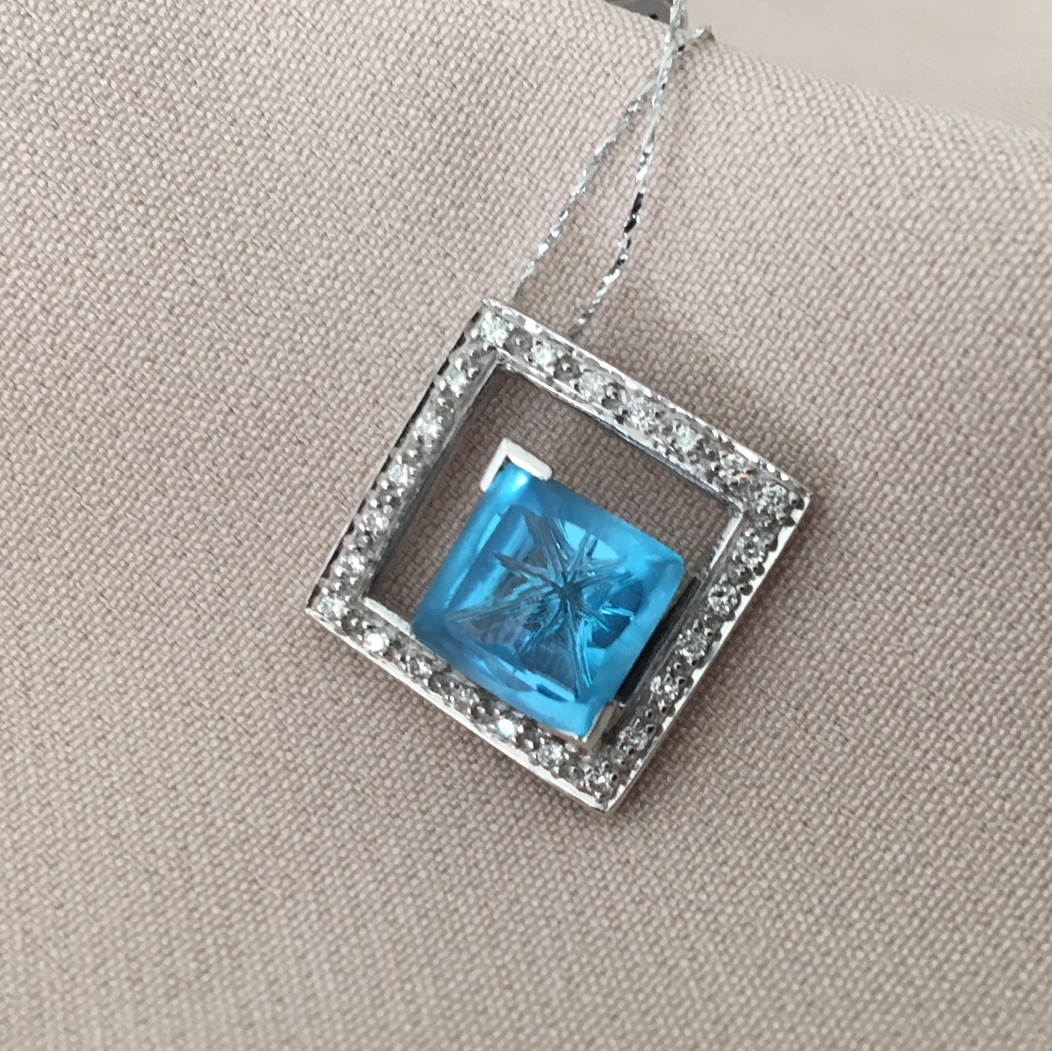 Prívesok bieleho zlata s diamantmi a topaz
