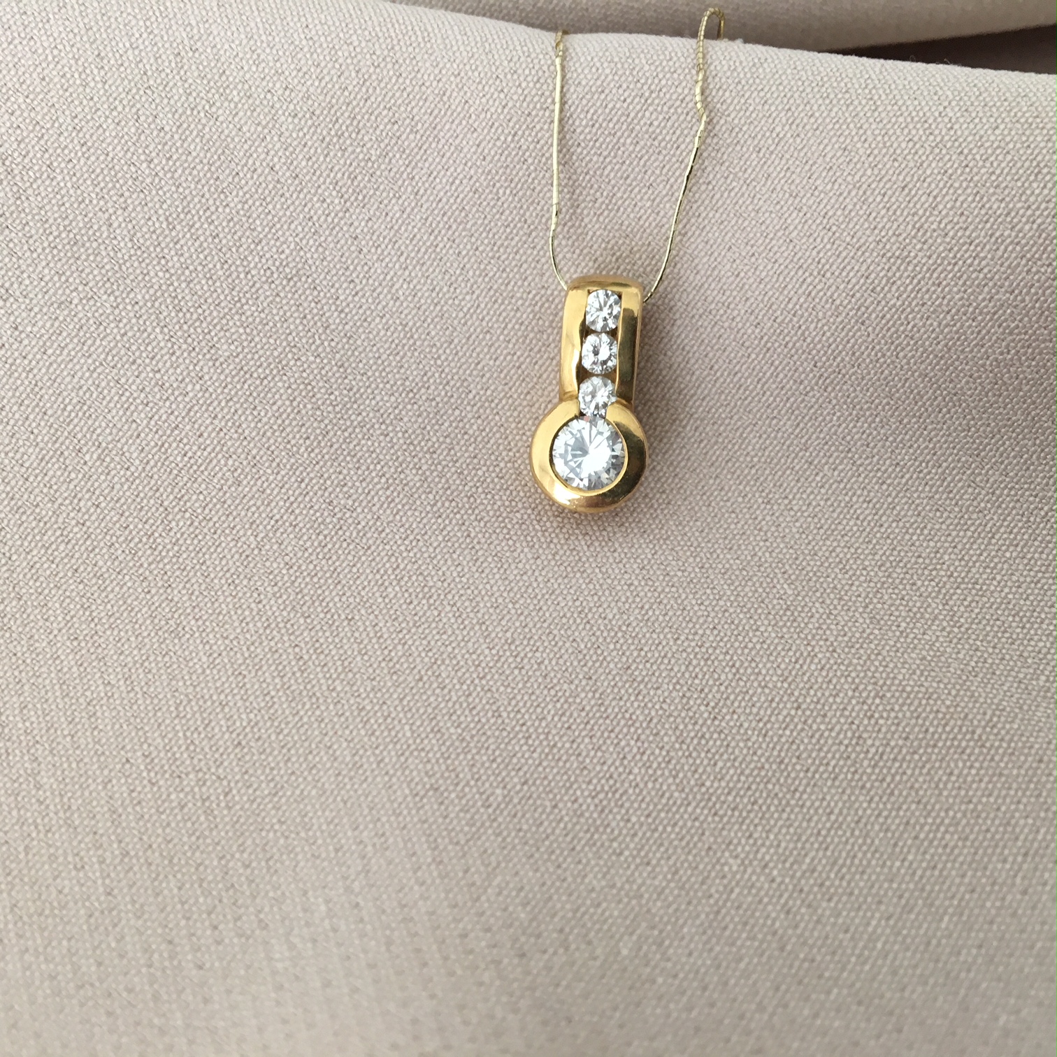 Žlté zlaté prívesok s diamantom 0,60 ct h/s