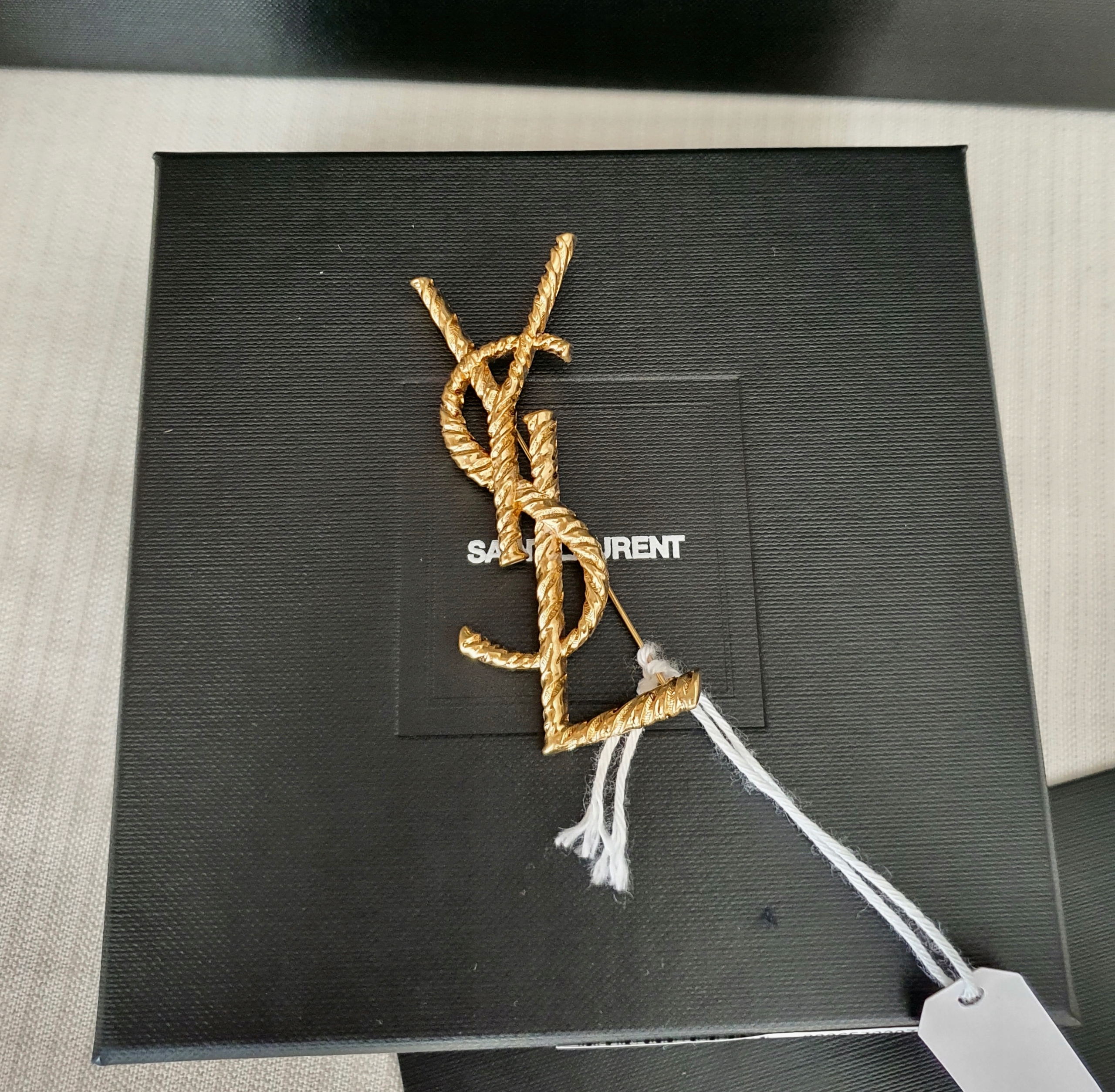 YSL Svätý Laurent Opyum ikonická brošňa. Nový