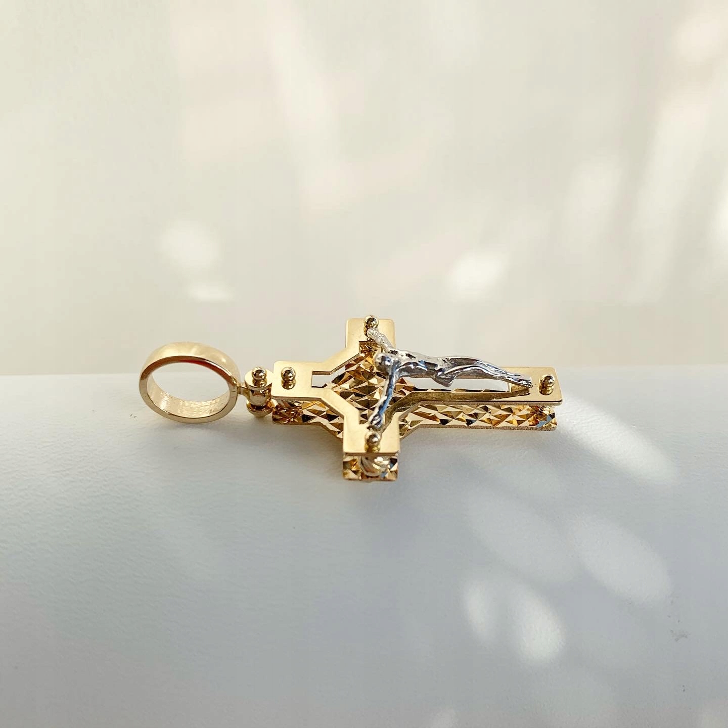 Zlatý priestorový kríž 3d 4 cm pokus 585