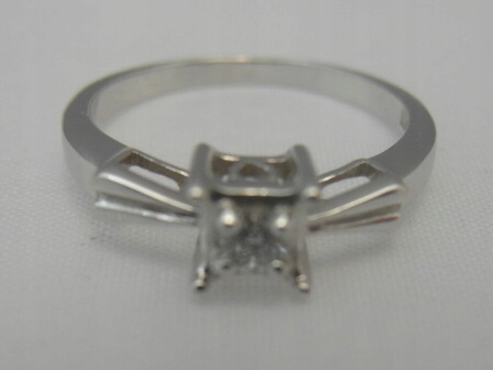 Zlatý prsteň 585 s hmotnosťou 2,60 g s diamantom