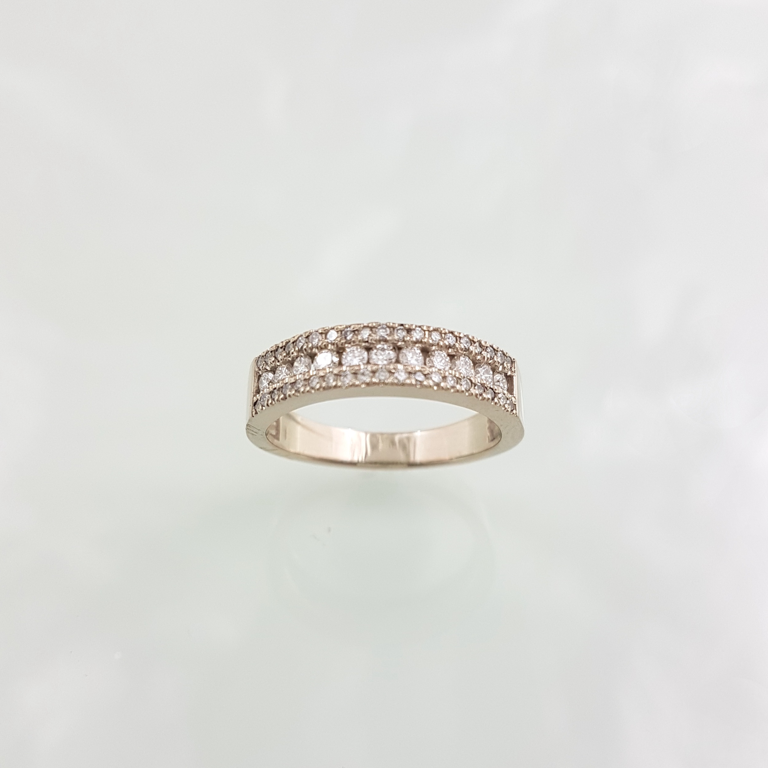 Zlatý prsteň. 585 diamantov, brilianty, 0,40 ct