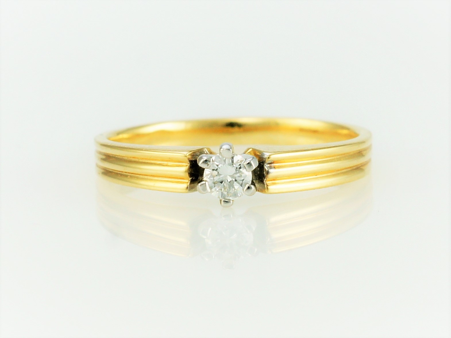 Zlatý prsteň s 0,585 diamantmi