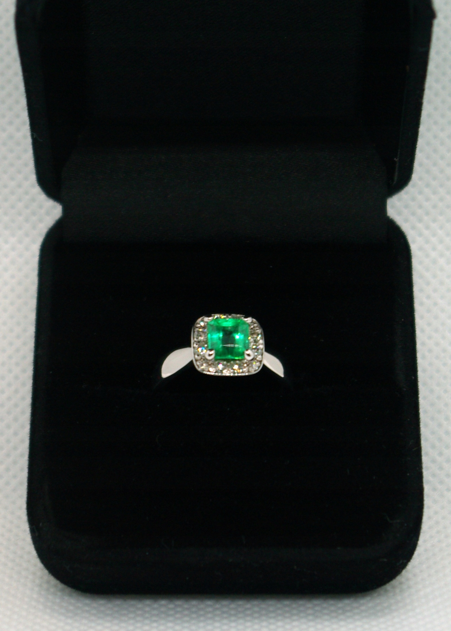 Zlatý prsteň s diamantmi a smaragdom 0,95 ct