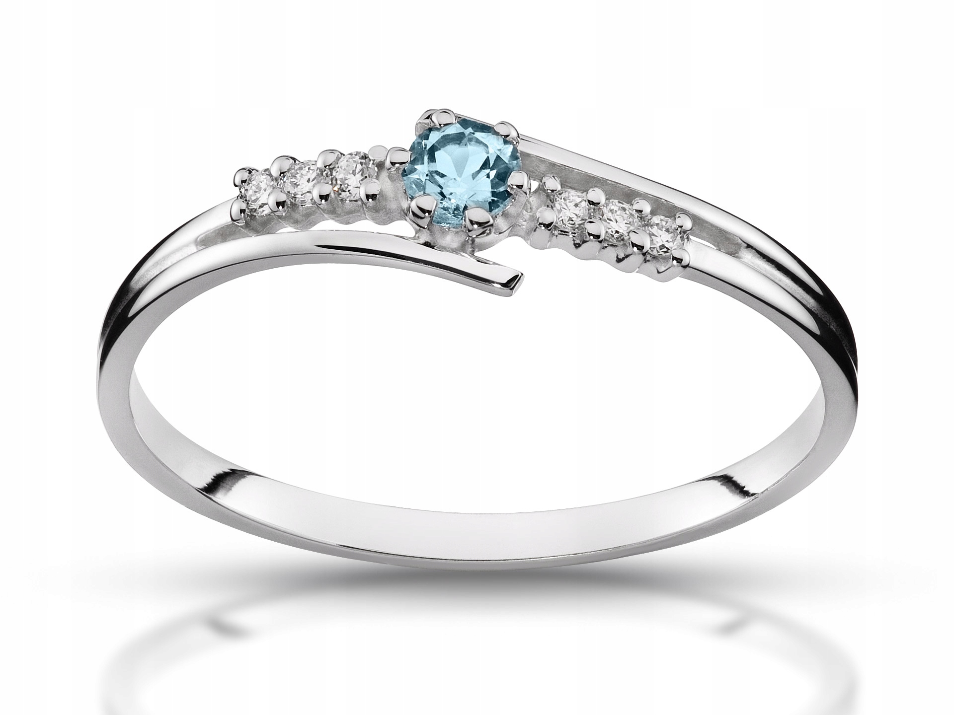 Zlatý prsteň s diamantmi a 0,12 ct topásom