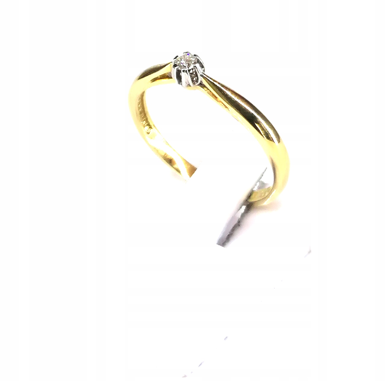 Zlatý prsteň s 585 diamantmi 1,54 g r 13 M.