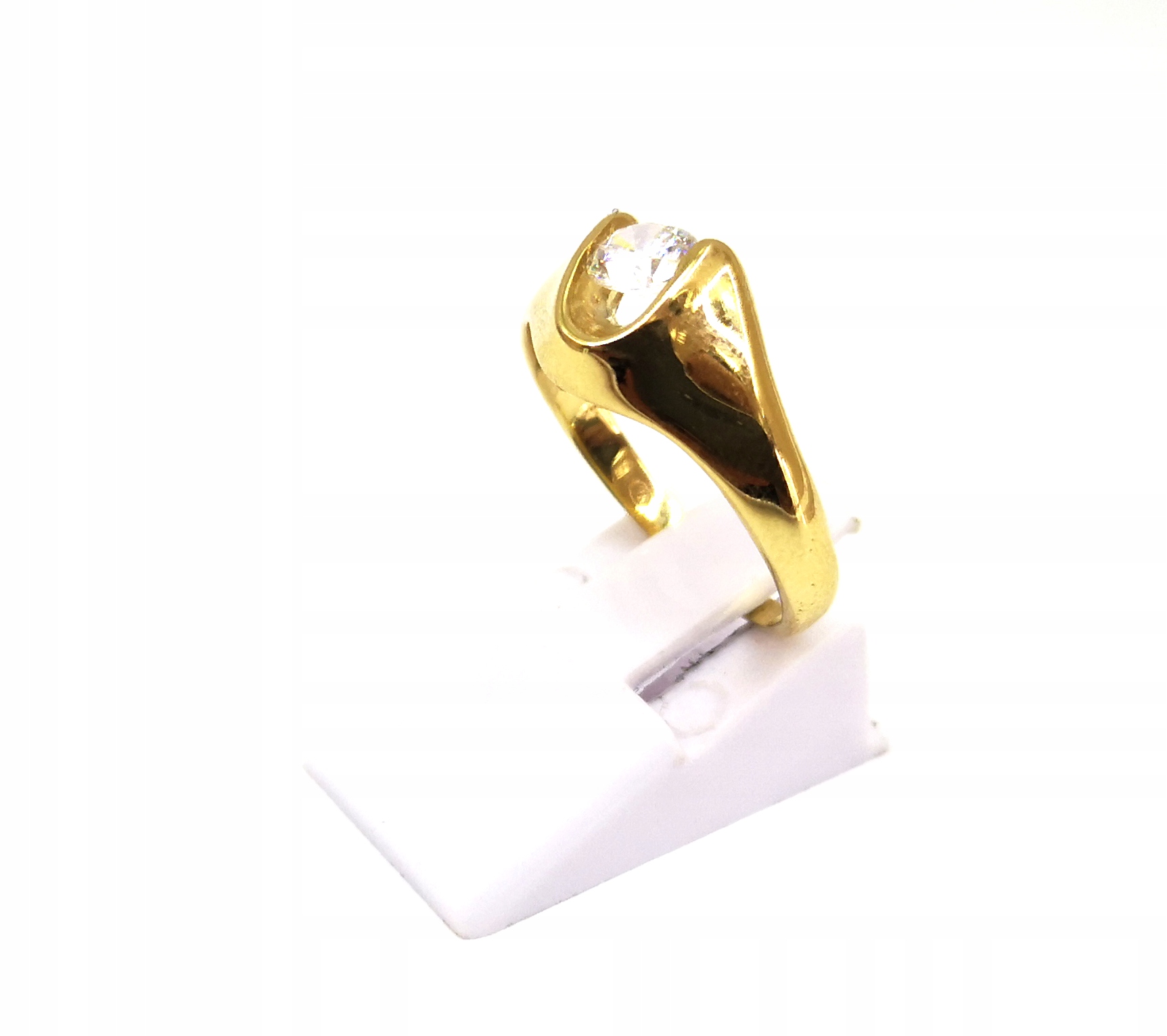 Zlatý prsteň so zirkónom 585 3,07 g veľkosť 18 K