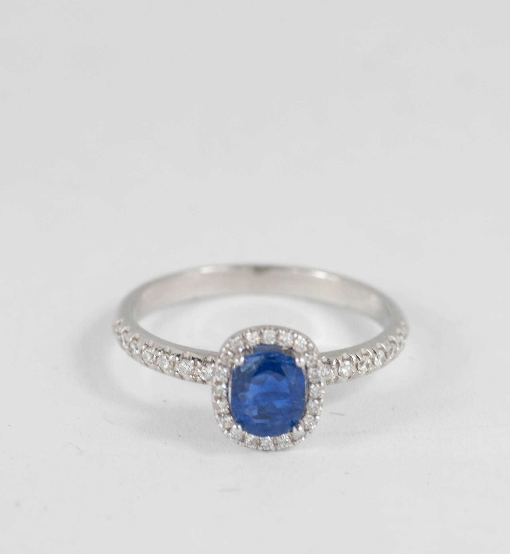 Zlatý prsteň s diamantmi a zafírom 0,91 CT