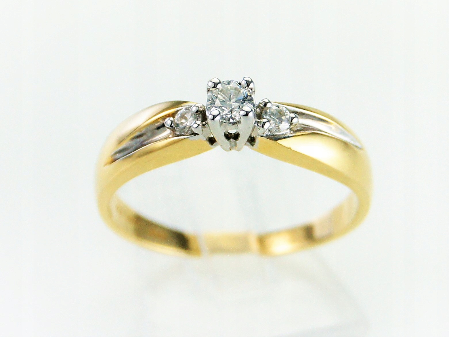 Zlatý zásnubný prsteň s 0,585 diamantmi