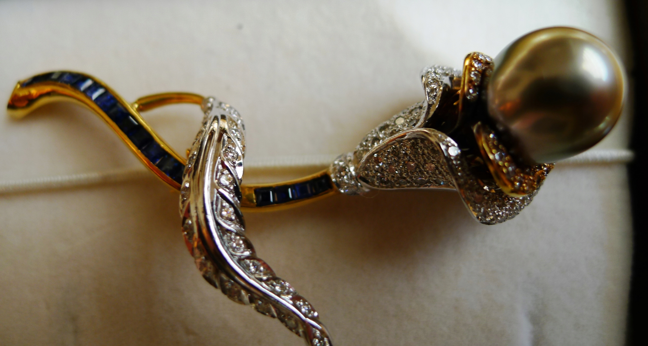brošňa Gold Pr.750 Pearl Sapphires Diamonds prívesok