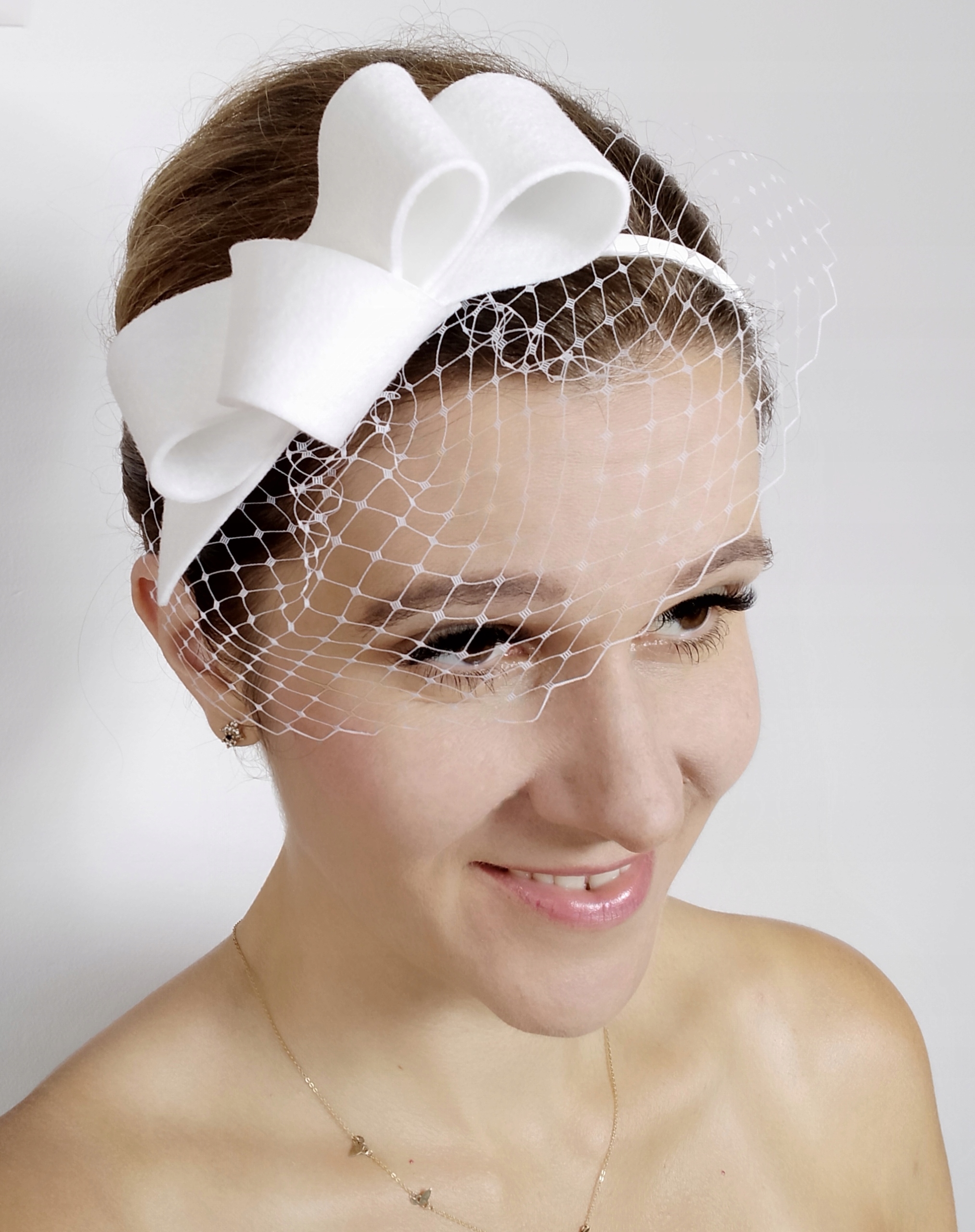 Elegantná biela skupina pre svadobný fascinátor