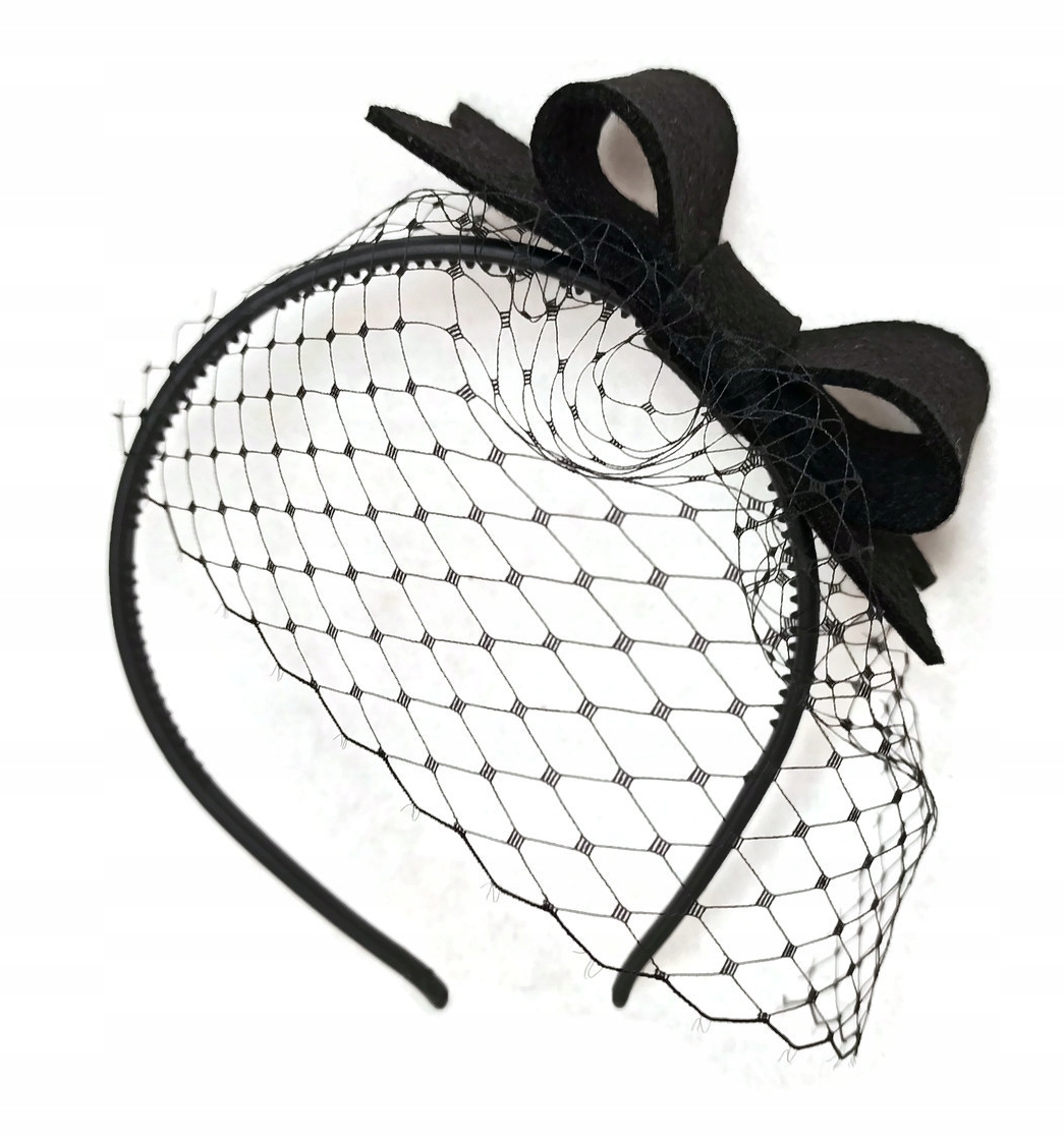 Elegantná skupina čierny fascinátor veľký závoj