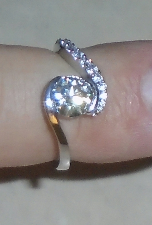 Moissanitový prsteň, ako diamant a kryštály