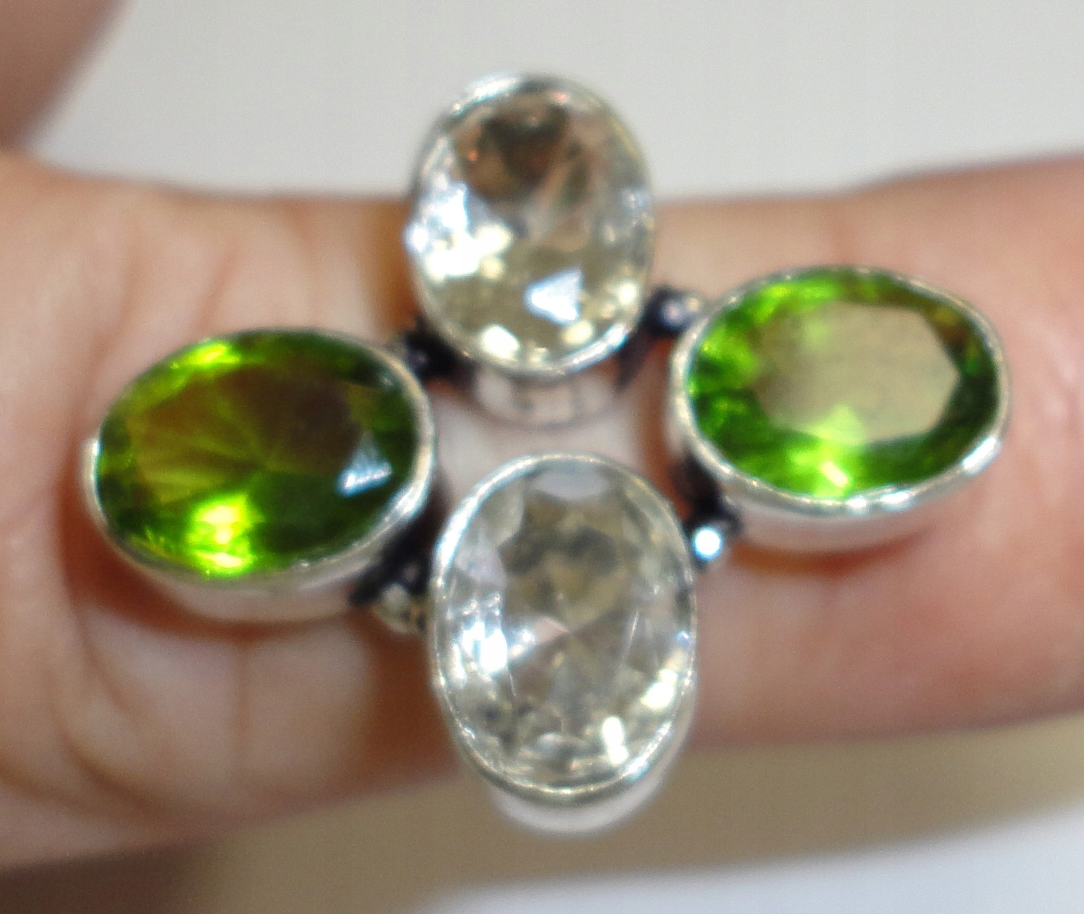 prsteň s peridotmi a bielym topásom 27,95 ct