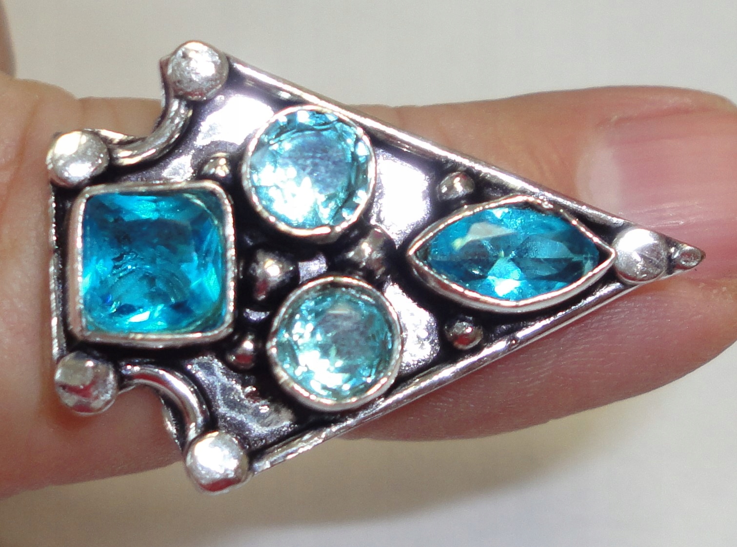 prsteň so švajčiarskym modrým topásom 37,70 ct