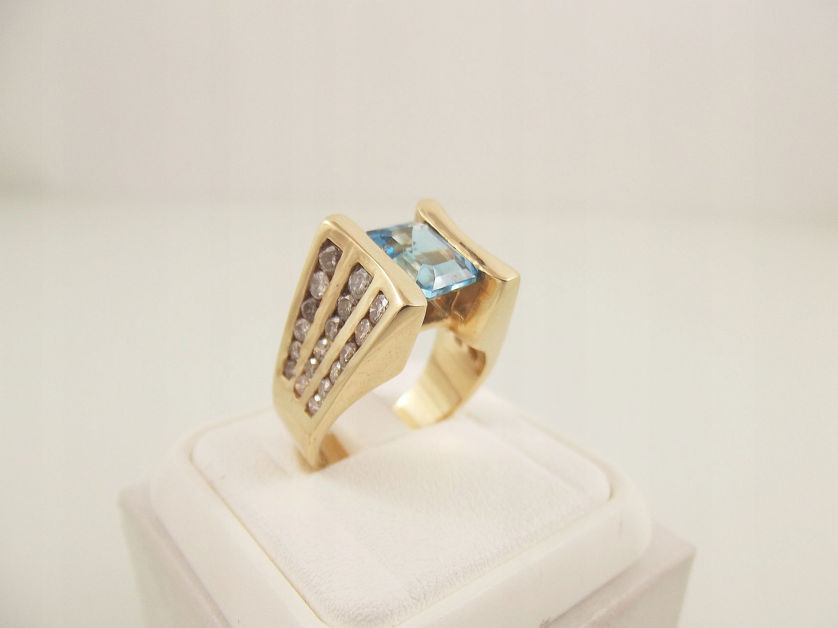 zlatý prsteň 585 diamantov a topaz - 13,44 g