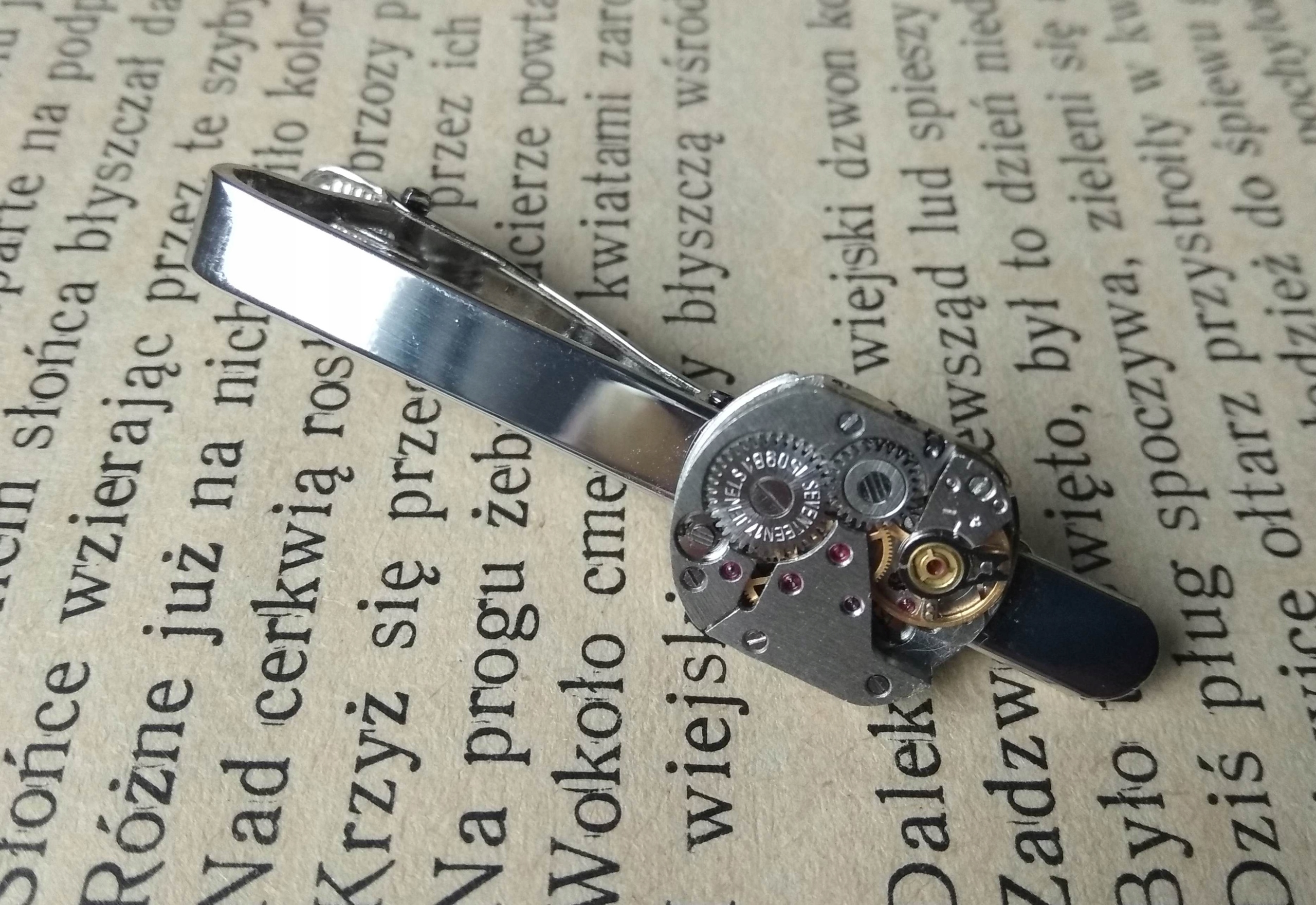 kravata Ruby Mechanizmus gravírovanie hodín