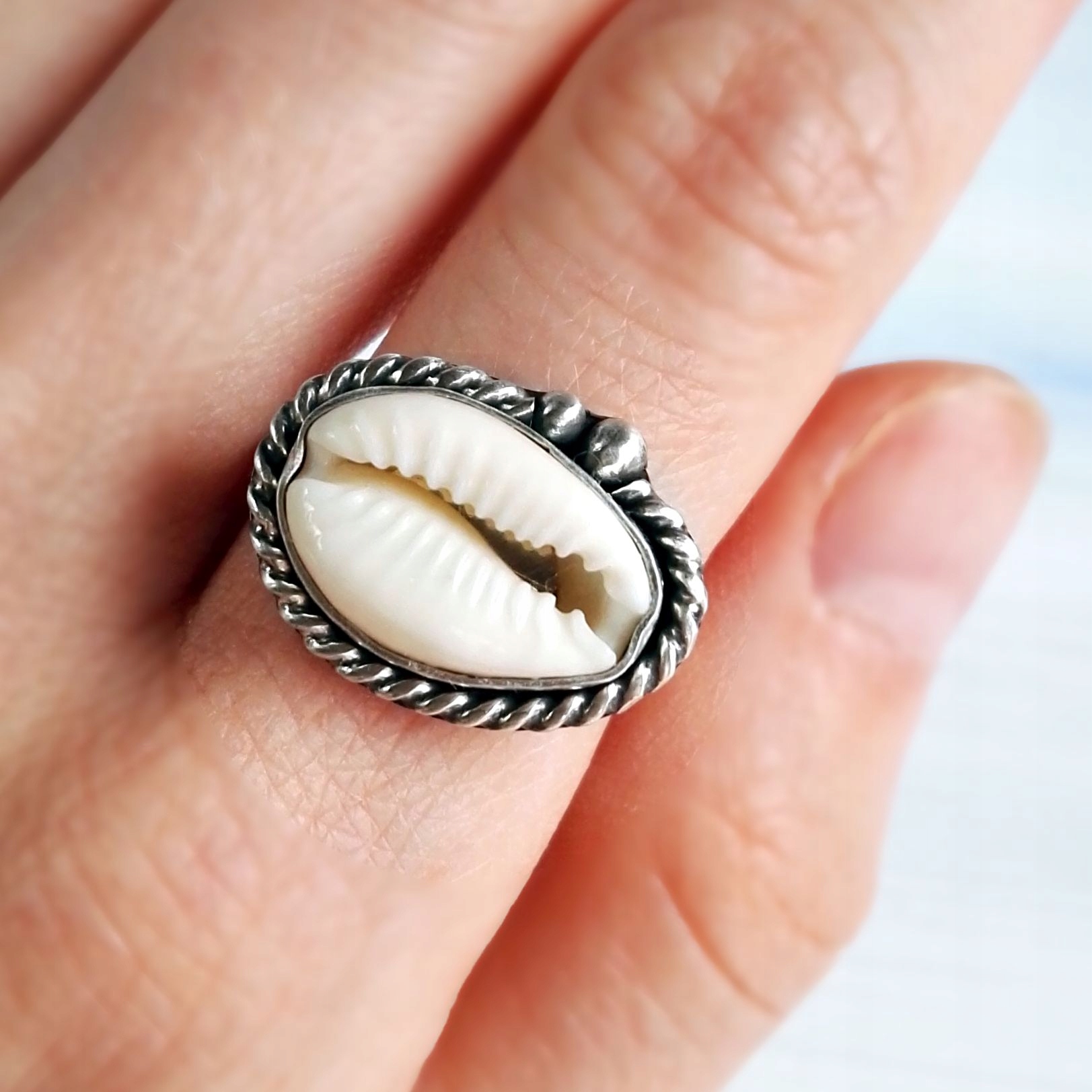strieborný prsteň s bielou škrupinou kauri cowrie