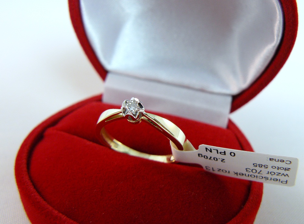 zlatý prsteň s certifikátom diamantu pr 585