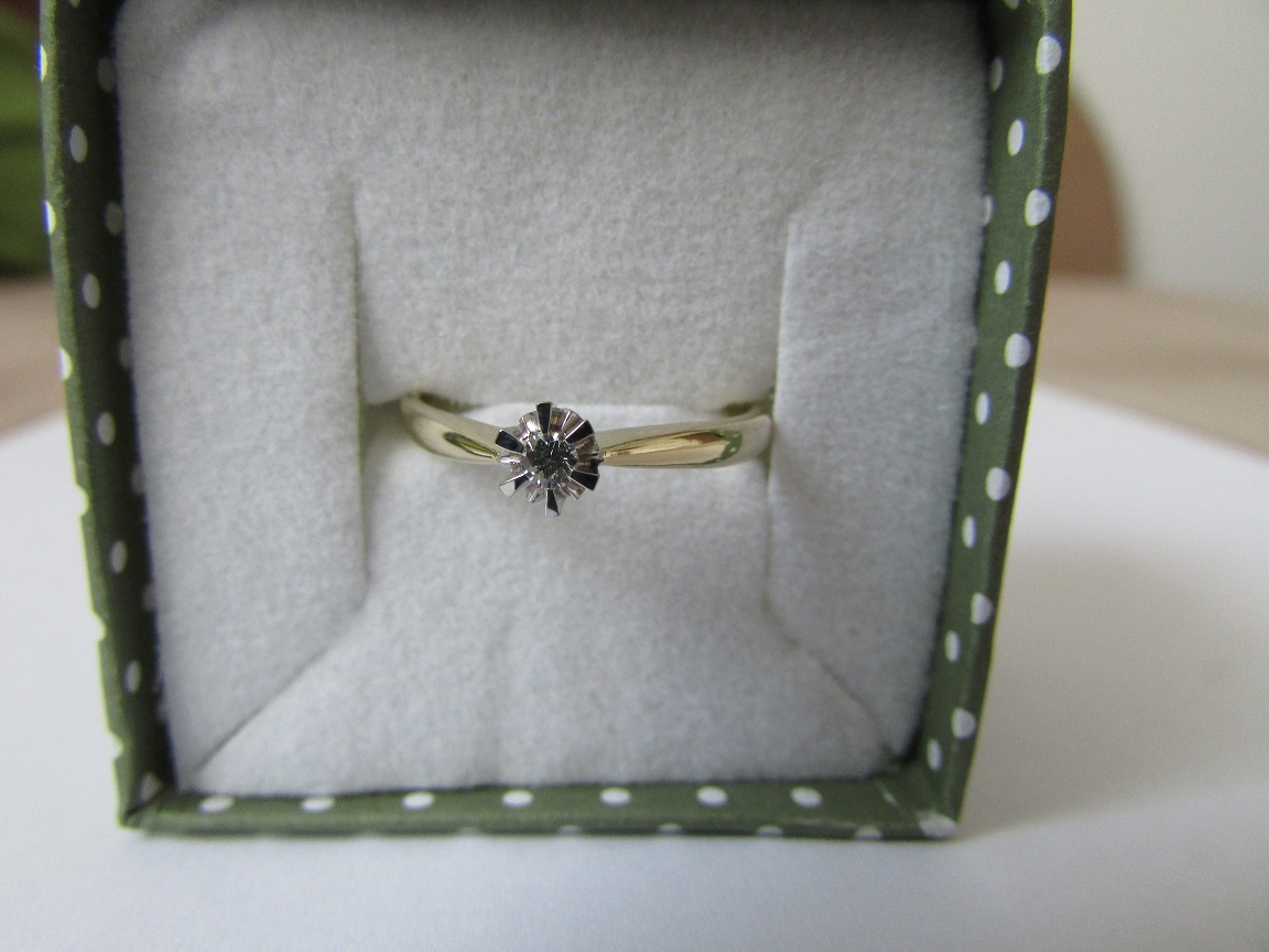 Zlatý prsteň s zásnubným diamantom 1,7 gram